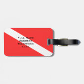 スキューバダイバー。 ダイバーは個人的な荷物のラベルに印を付けます ラゲッジタグ (裏面横)