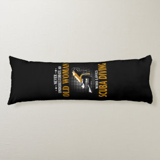 スキューバダイビングが大好きな女性を決して過小評価しない ボディピロー