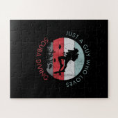 スキューバダイビングのコスチュームのプレゼントが大好きな男 ジグソーパズル (横)