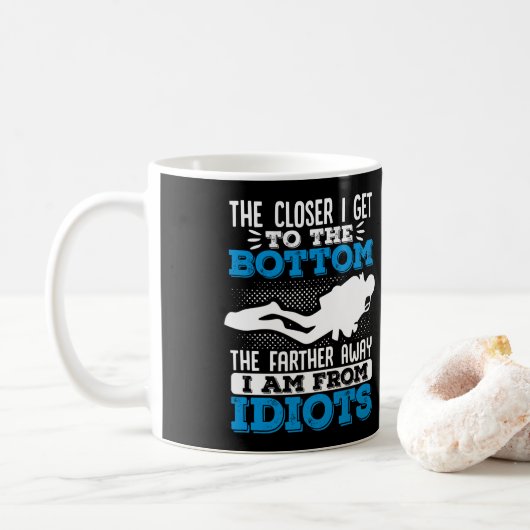 スキューバダイビングの一番下のダイバーに近づく コーヒーマグカップ (ドーナツ)