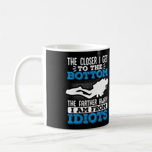 スキューバダイビングの一番下のダイバーに近づく コーヒーマグカップ (左)