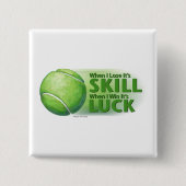 スキルウィン・ラッキーテニスボールを失う 缶バッジ (正面)