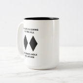 スキーおもしろいで私の人生は丘のブラックダイヤモンドを下っている ツートーンマグカップ (正面左)