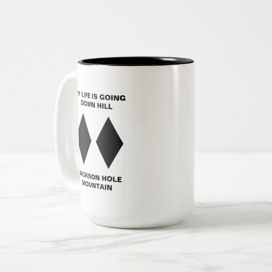 スキーおもしろいで私の人生は丘のブラックダイヤモンドを下っている ツートーンマグカップ (正面左)