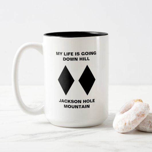 スキーおもしろいで私の人生は丘のブラックダイヤモンドを下っている ツートーンマグカップ (ドーナツ)