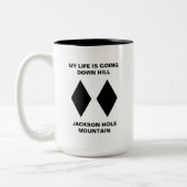 スキーおもしろいで私の人生は丘のブラックダイヤモンドを下っている ツートーンマグカップ (左)