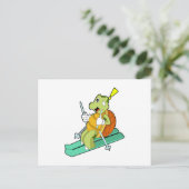 スキーで滑るカメ ポストカード (スタンド正面)