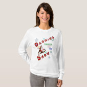 スキーで雪の中を駆けるサンタ Tシャツ (正面フル)