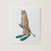 スキーとスキーポールを持つスキーヤーとしての猫 ジグソーパズル (縦)