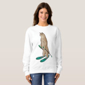 スキーとスキーポールを持つスキーヤーとしての猫 スウェットシャツ (正面フル)