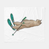 スキーとスキーポールを持つスキーヤーとしての猫 フリースブランケット (正面(横))