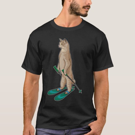 スキーとスキーポールを持つスキーヤーとしての猫 Tシャツ (正面)