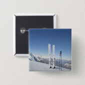 スキーとスキーポール 缶バッジ (正面&裏面)