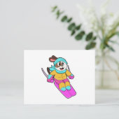 スキーとマフラーをした犬 ポストカード (スタンド正面)