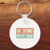 スキーに行こう 犬をなでながら - スキーヤー キーホルダー (正面)