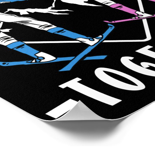 スキーのカップル私たちはスキーの長い一緒にスキーヤーの冬 ポスター (角)