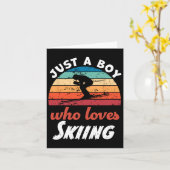 スキーの子供たちが少年をスキーするのが大好きな少年 カード (黄色い花)