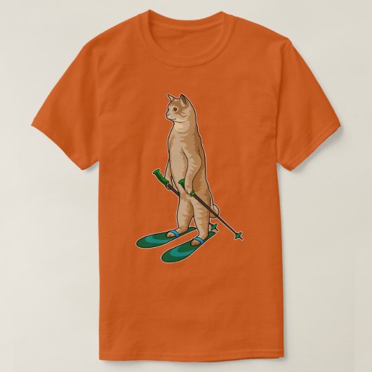 スキーの柱を持つスキーヤーとしての猫 Tシャツ (デザイン正面)