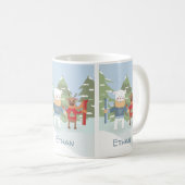 スキーの極熊とトナカイの子供のパーソナライズされたマグカップ コーヒーマグカップ (正面右)