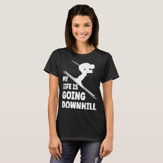スキーの生活は下り坂スキーヤーの冬のスポーツになっている Tシャツ (正面フル)