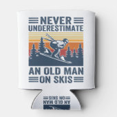 スキーの老人を決して過小評価しない 缶クーラー (裏面)