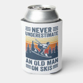 スキーの老人を決して過小評価しない 缶クーラー (缶裏面)