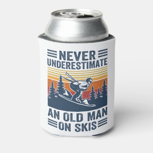 スキーの老人を決して過小評価しない 缶クーラー (缶裏面)