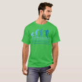 スキーの進化 スキーヤー 冬のスポーツ 友達 フレンズ Tシャツ (正面フル)