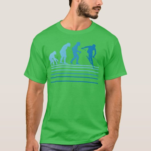 スキーの進化 スキーヤー 冬のスポーツ 友達 フレンズ Tシャツ (正面)