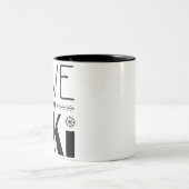 スキーをするためにマグ住んで下さい ツートーンマグカップ (中央)