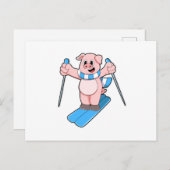 スキーウェアとスキー用マフラーをしたスキー・ポールを手に持つ豚 ポストカード (正面/裏面)