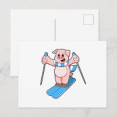 スキーウェアとスキー用マフラーをした豚のスキーヤー＆スキーポール付き ポストカード (正面/裏面)