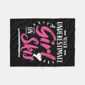 スキーガールスキーは決して少女を過小評価しない – Skier フリースブランケット (正面(横))