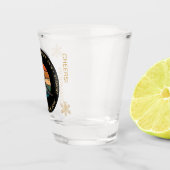 スキーキリントン，バーモント – 女性スキーヤー，イエロー文字 ショットグラス (右)