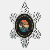 スキーキリントン，バーモント – 女性スキーヤー，イエロー文字 スノーフレークピューターオーナメント (右)