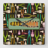 スキージハンマーを持っている旅行レトロ スクエア壁時計 (正面)