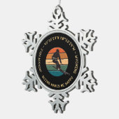 スキージャクソンホール,ワイオミング – マンスキーオンブラック スノーフレークピューターオーナメント (右)