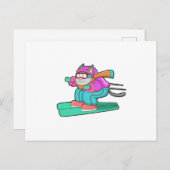スキージャンプする猫（スキーとスキーゴーグル付き） ポストカード (正面/裏面)