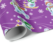 スキースケートで滑るの雪だるまの無光沢の紫色 ラッピングペーパー (ロールコーナー)