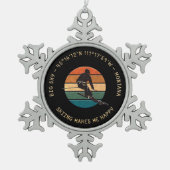 スキービッグスカイ,モンタナ – マンスキーヤー,イエロー文字 スノーフレークピューターオーナメント (正面)