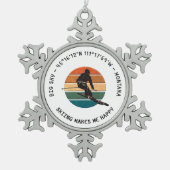 スキービッグスカイ，モンタナ – マンスキーヤー，ブラック文字 スノーフレークピューターオーナメント (正面)