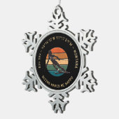 スキービッグスカイ,モンタナ – 女性スキーヤー,イエロー文字 スノーフレークピューターオーナメント (右)