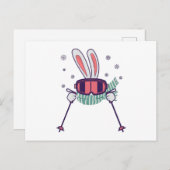 スキーポールとスキーゴーグルとスカーフを持つスキーウサギ ポストカード (正面/裏面)