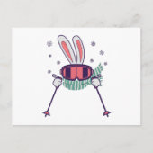 スキーポールとスキーゴーグルとスカーフを持つスキーウサギ ポストカード (正面)