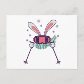 スキーポールとスキーゴーグルとスカーフを持つスキーウサギ ポストカード (正面)