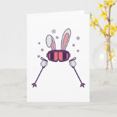 スキーポールとスキーゴーグルを付けたスキーウサギ カード (黄色い花)