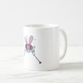 スキーポールとスキーゴーグルを付けたスキーウサギ コーヒーマグカップ (正面右)