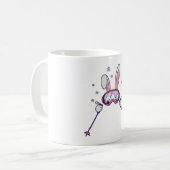スキーポールとスキーゴーグルを持つスキーウサギ コーヒーマグカップ (正面左)