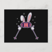 スキーポールとスキーゴーグルを持つスキーウサギ ポストカード (正面)
