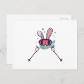 スキーポールとスキーゴーグルを持つスキーウサギ ポストカード (正面/裏面)